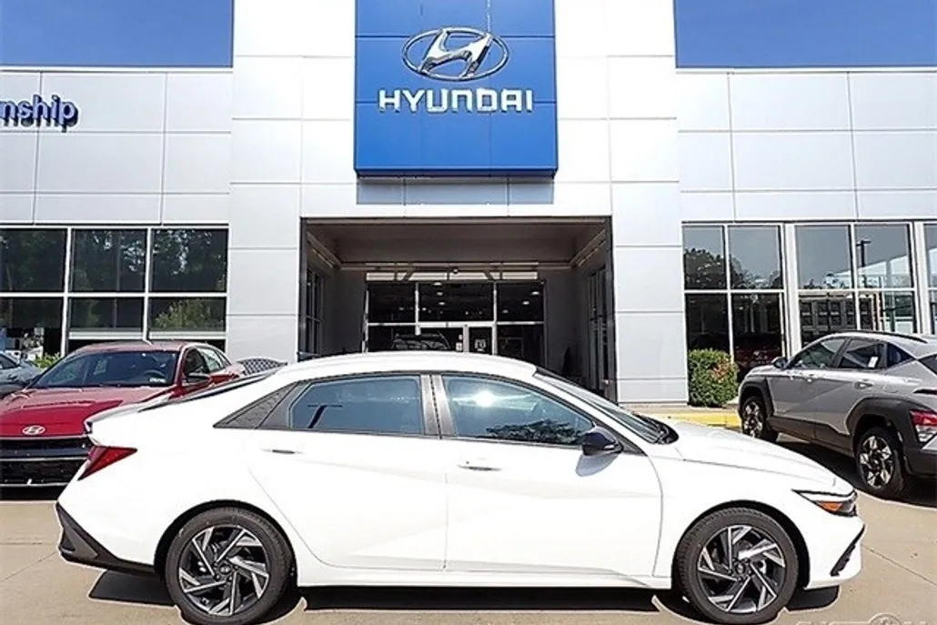 2025 Hyundai Elantra SEL Sport photo 1