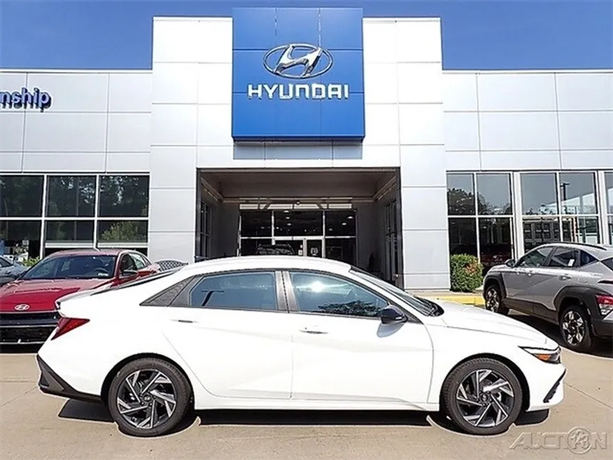 2025 Hyundai Elantra SEL Sport photo 1