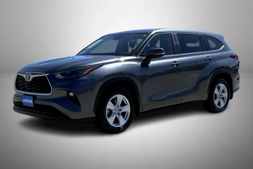 2024 Toyota Highlander LE photo 1