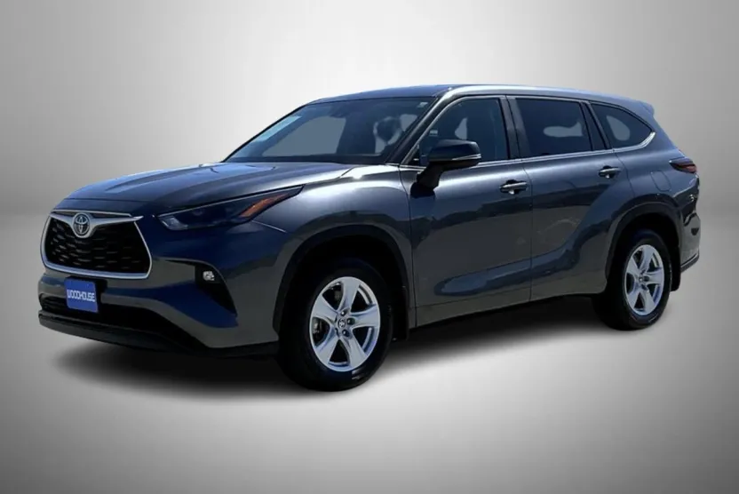 2024 Toyota Highlander LE photo 1
