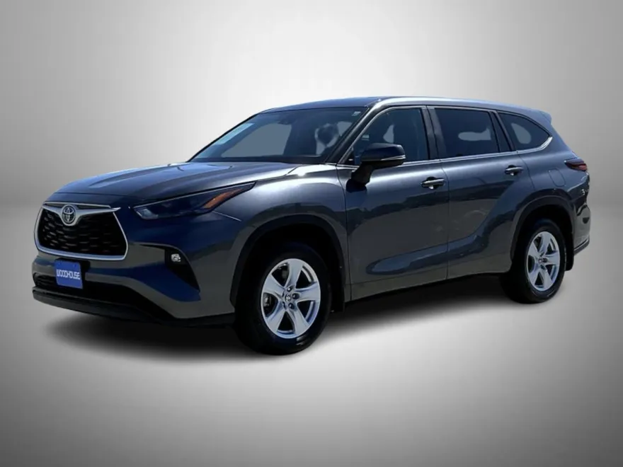 2024 Toyota Highlander LE photo 1