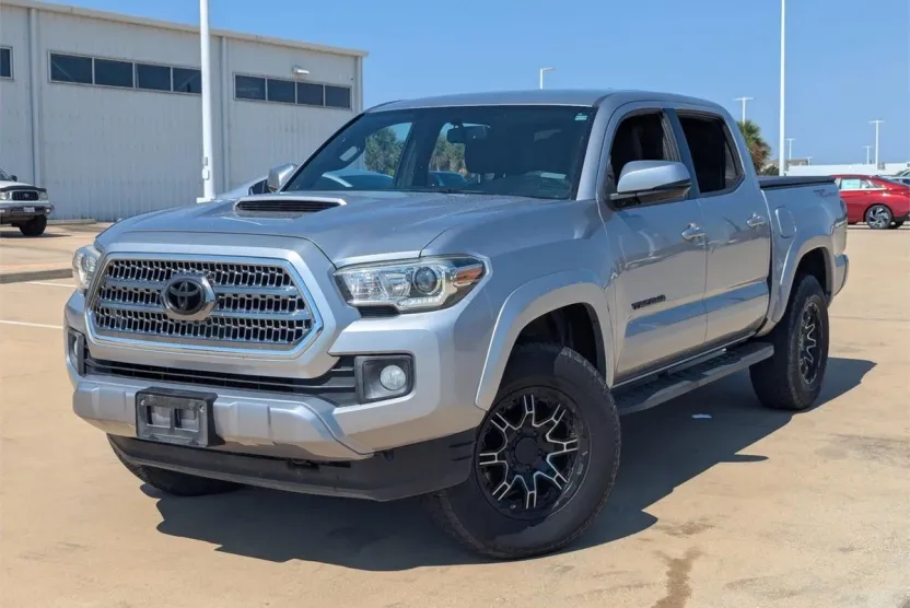 2017 Toyota Tacoma SR5 photo 1