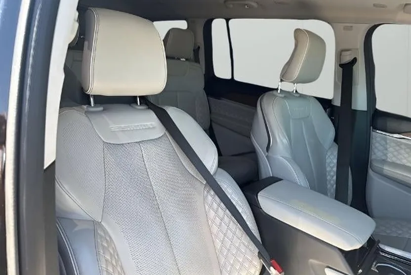 2021 Jeep Grand Cherokee L Summit photo 1