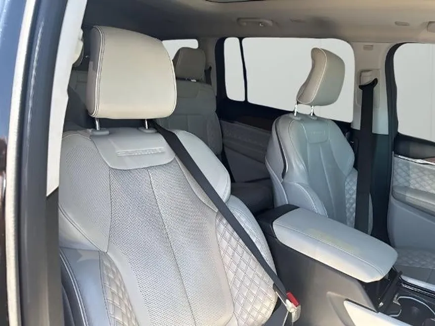 2021 Jeep Grand Cherokee L Summit photo 1
