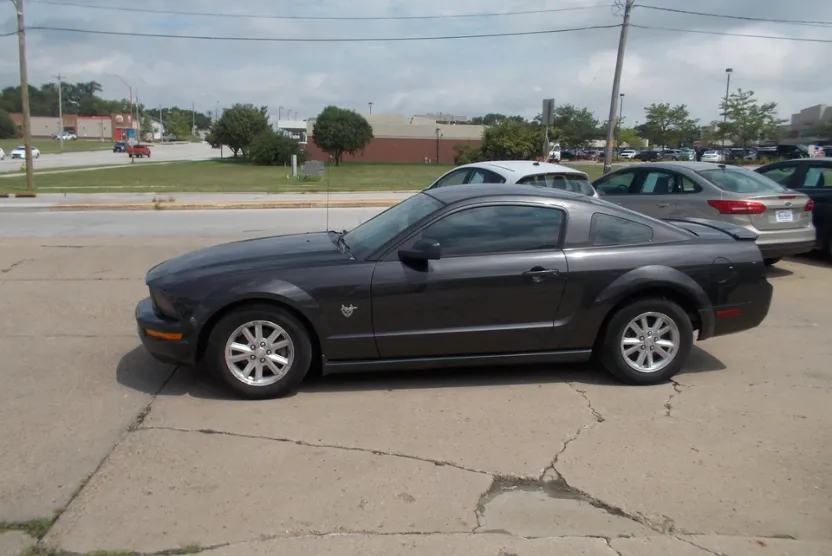2009 Ford Mustang V6 photo 1