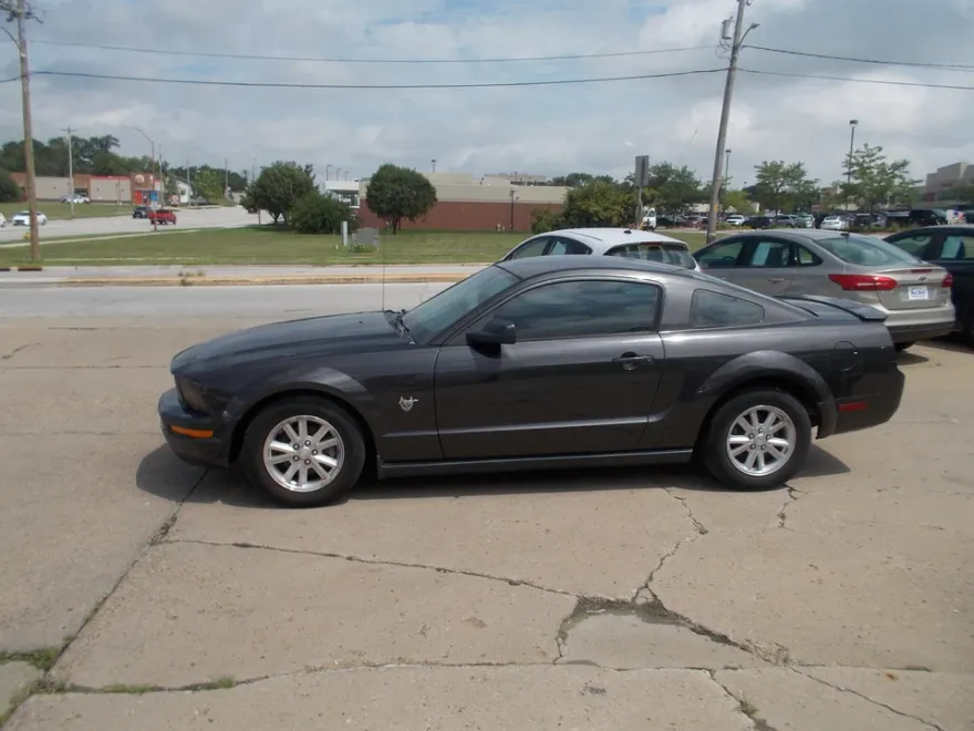 2009 Ford Mustang V6 photo 1