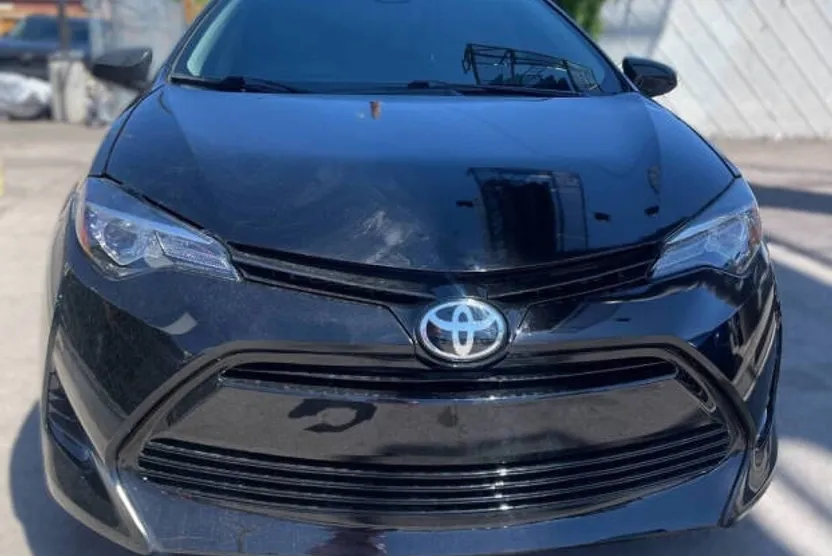 2018 Toyota Corolla LE photo 1