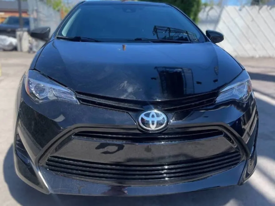 2018 Toyota Corolla LE photo 1