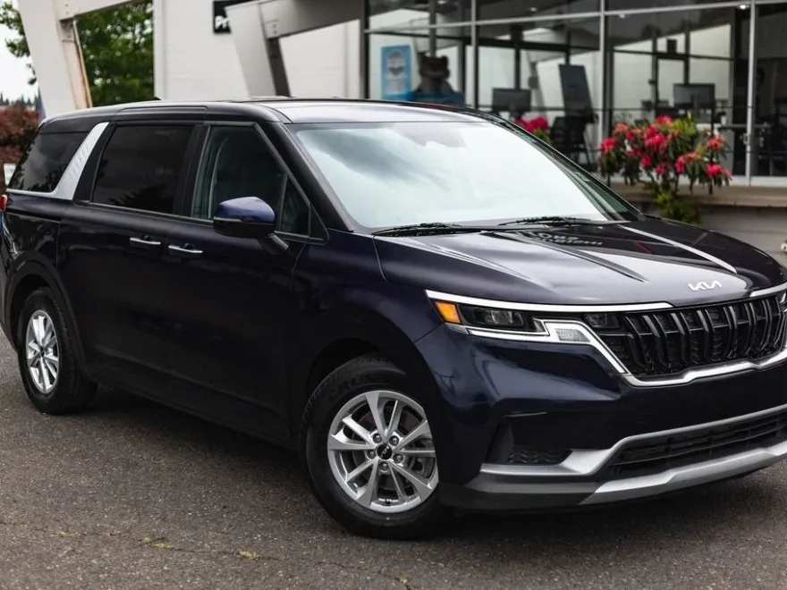 2024 Kia Carnival LX photo 1