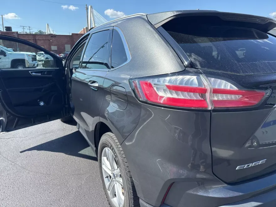 2020 Ford Edge SEL photo 1