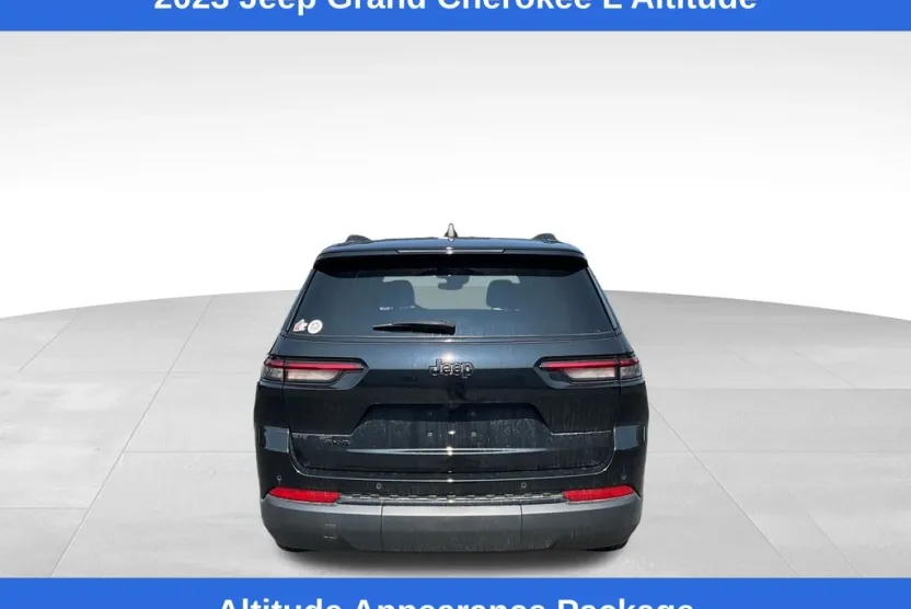 2023 Jeep Grand Cherokee Laredo Altitude photo 1