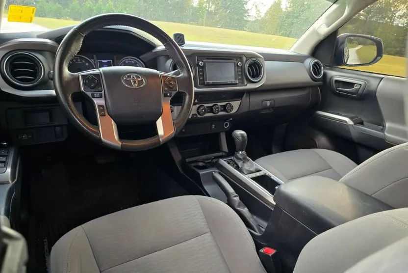 2017 Toyota Tacoma SR5 photo 1