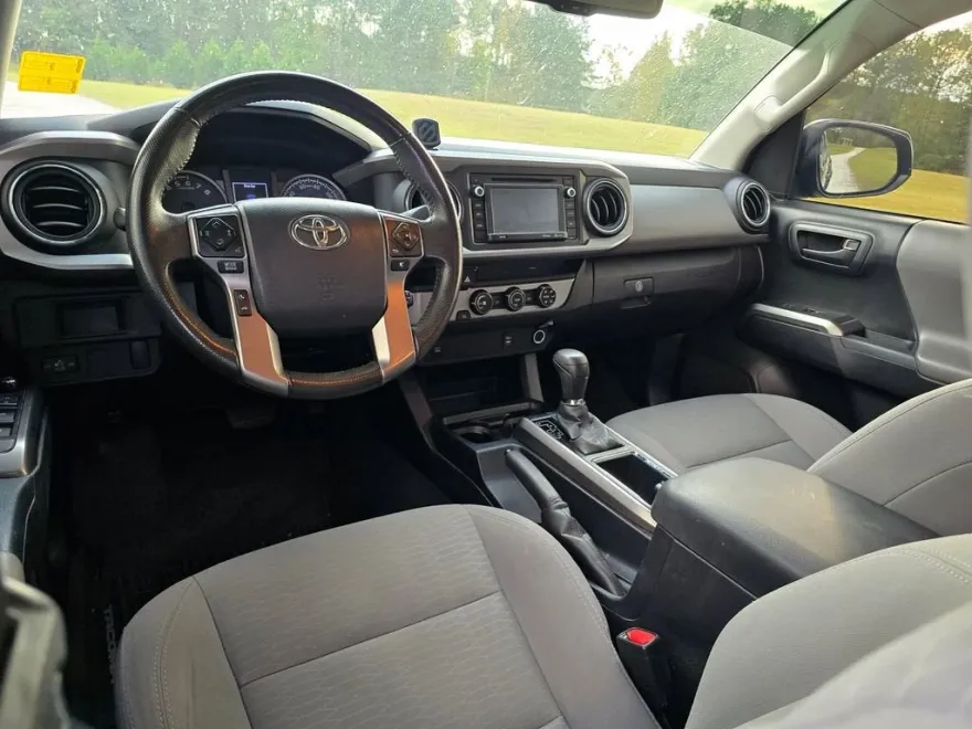 2017 Toyota Tacoma SR5 photo 1