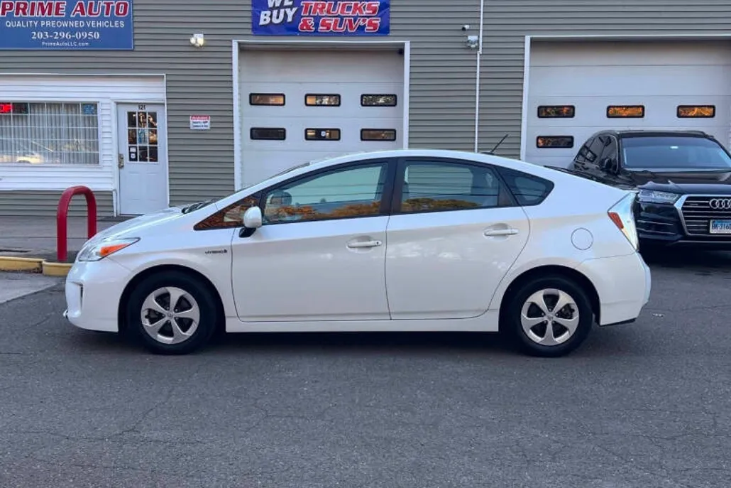 2014 Toyota Prius Three photo 1