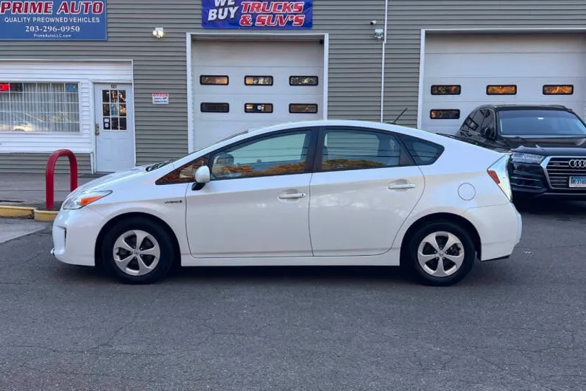 2014 Toyota Prius Three photo 1