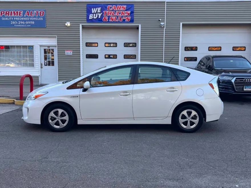 2014 Toyota Prius Three photo 1