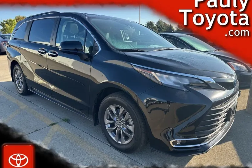 2023 Toyota Sienna XLE photo 1