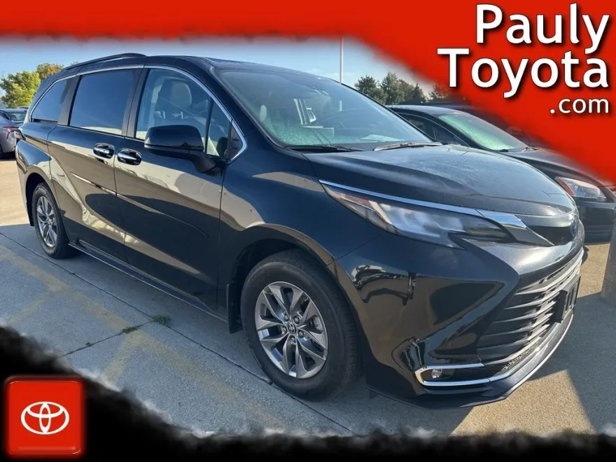 2023 Toyota Sienna XLE photo 1
