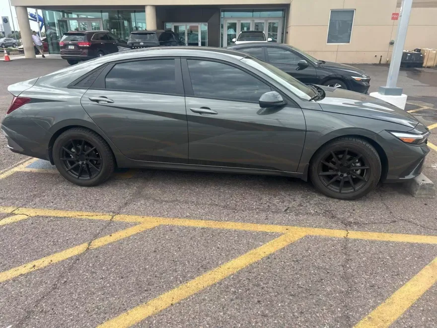 2024 Hyundai Elantra SE photo 1