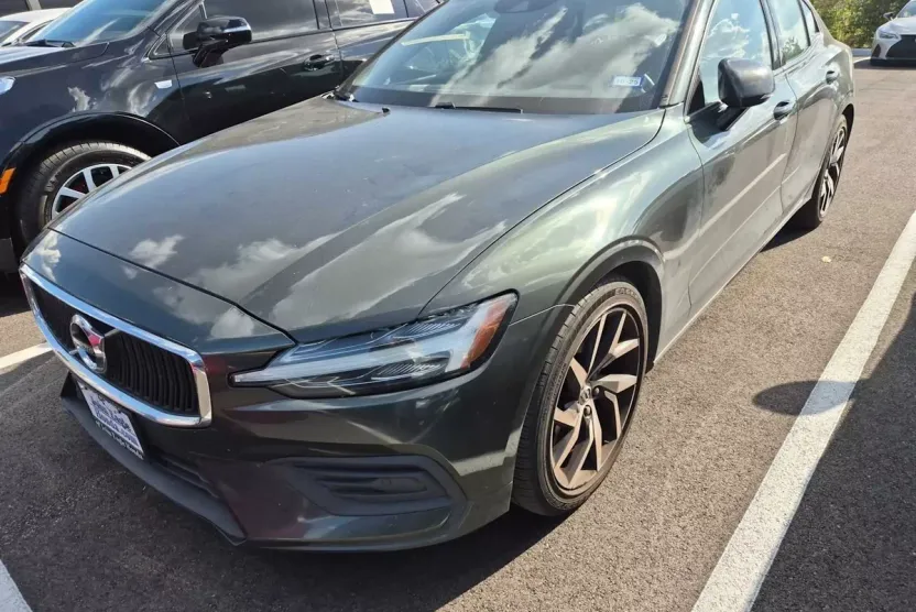 2019 Volvo S60 T6 Momentum photo 1