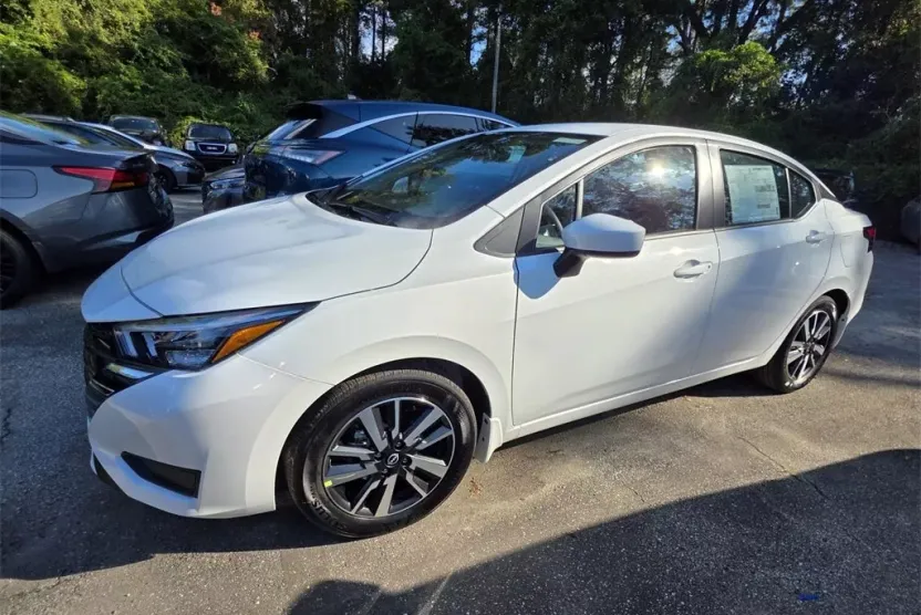 2025 Nissan Versa 1.6 SV photo 1
