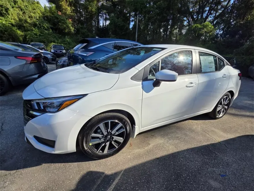 2025 Nissan Versa 1.6 SV photo 1