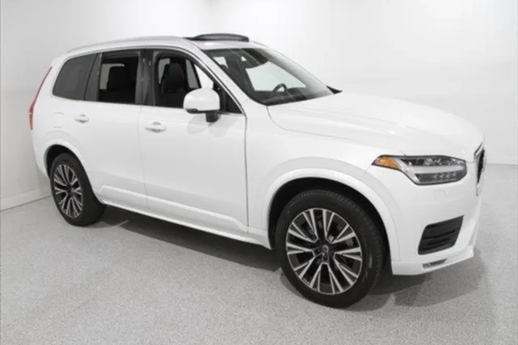 2022 Volvo XC90 T6 AWD Momentum photo 1