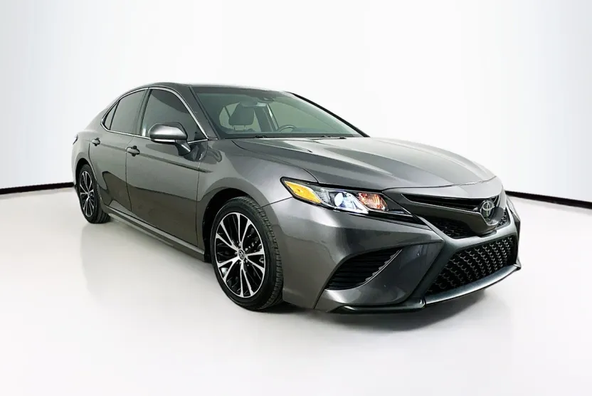 2020 Toyota Camry SE photo 1