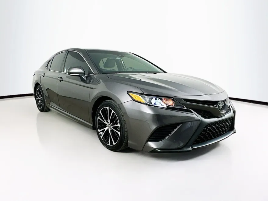 2020 Toyota Camry SE photo 1