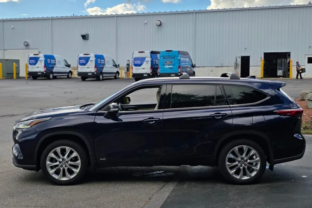 2023 Toyota Highlander Hybrid Limited photo 1