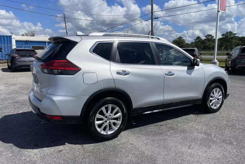 2017 Nissan Rogue SV photo 1