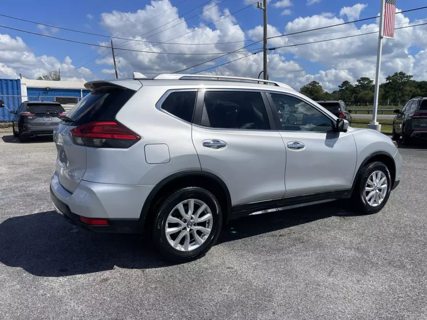 2017 Nissan Rogue SV photo 1