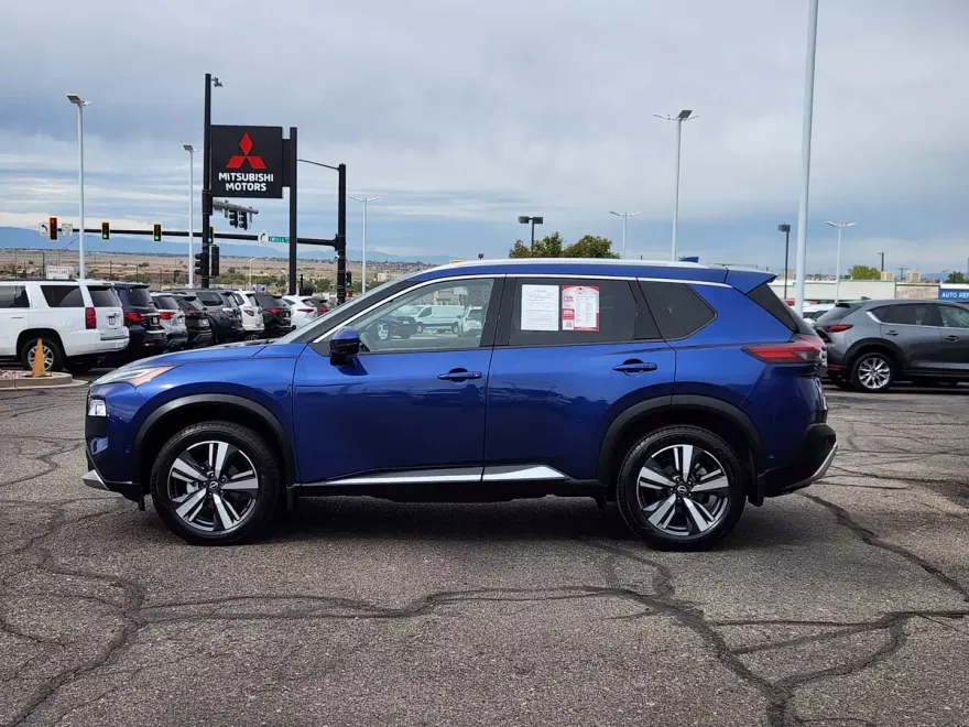 2023 Nissan Rogue Platinum photo 1