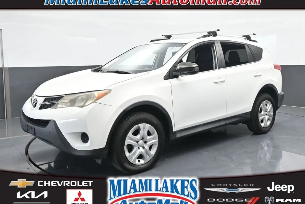2015 Toyota RAV4 LE photo 1