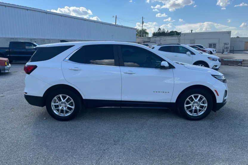 2022 Chevrolet Equinox LT photo 1