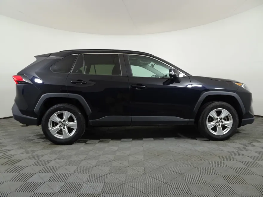 2019 Toyota RAV4 XLE photo 1