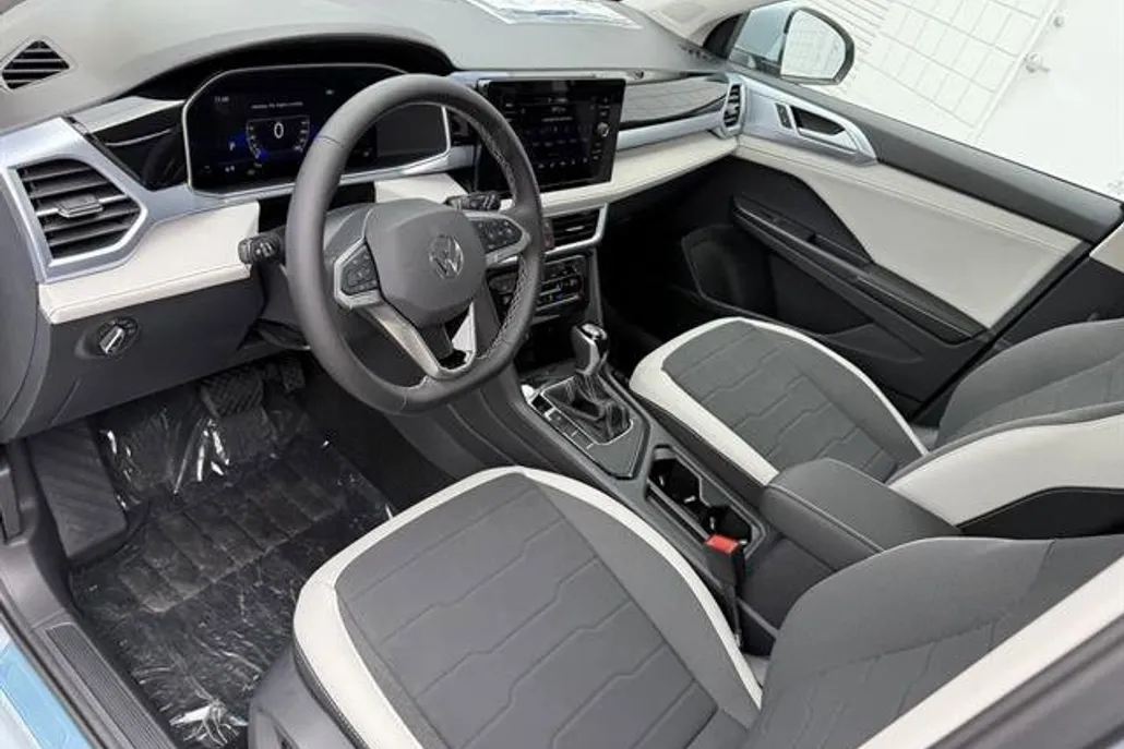 2025 Volkswagen Taos SE photo 1