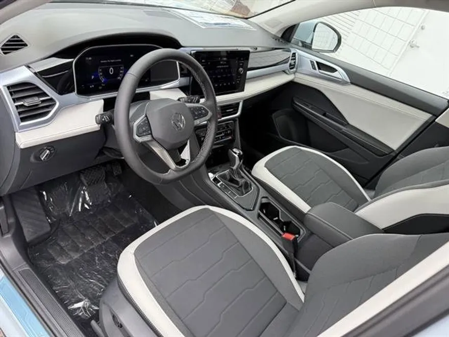 2025 Volkswagen Taos SE photo 1