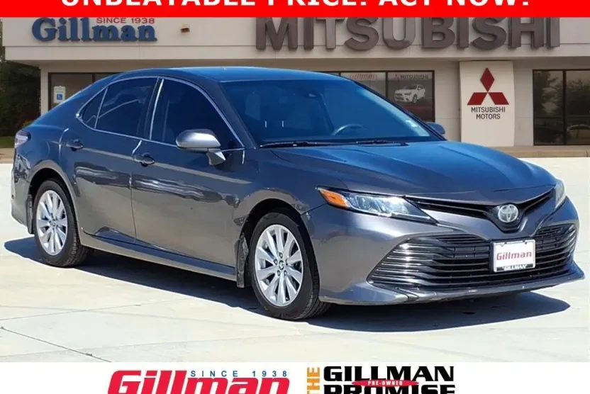 2018 Toyota Camry LE photo 1