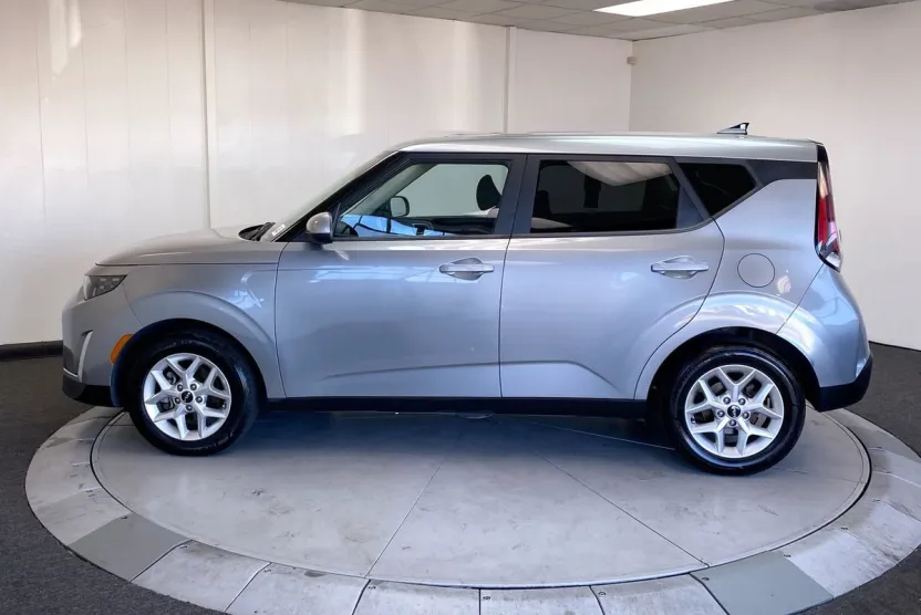 2023 Kia Soul LX photo 1