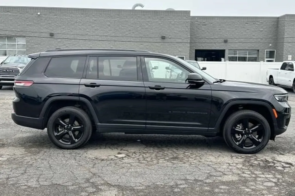 2023 Jeep Grand Cherokee Altitude photo 1