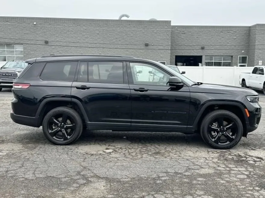 2023 Jeep Grand Cherokee Altitude photo 1