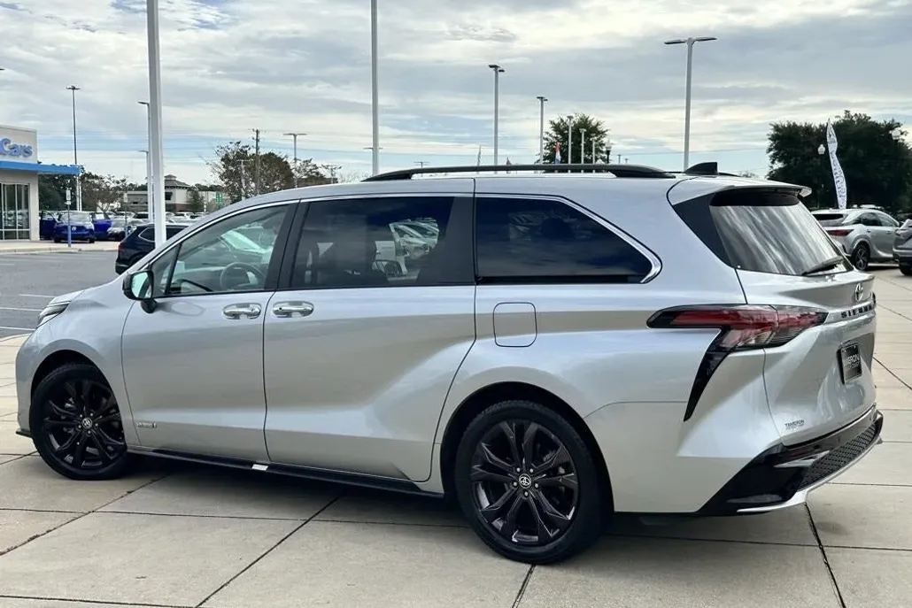 2021 Toyota Sienna XSE photo 1