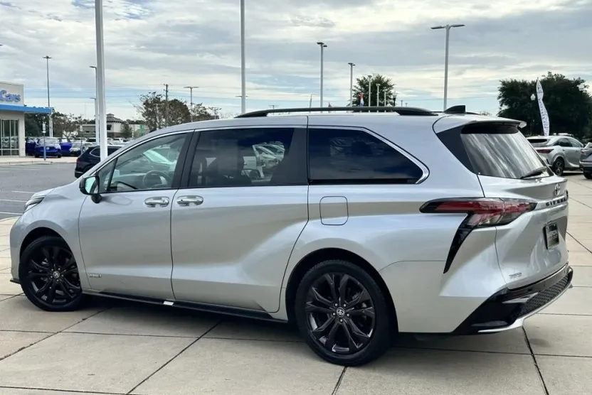 2021 Toyota Sienna XSE photo 1