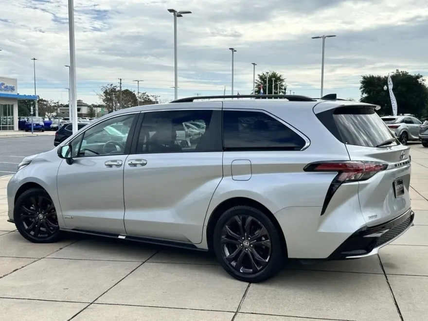 2021 Toyota Sienna XSE photo 1