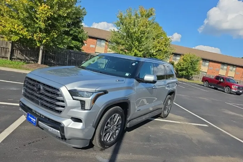 2023 Toyota Sequoia photo 1