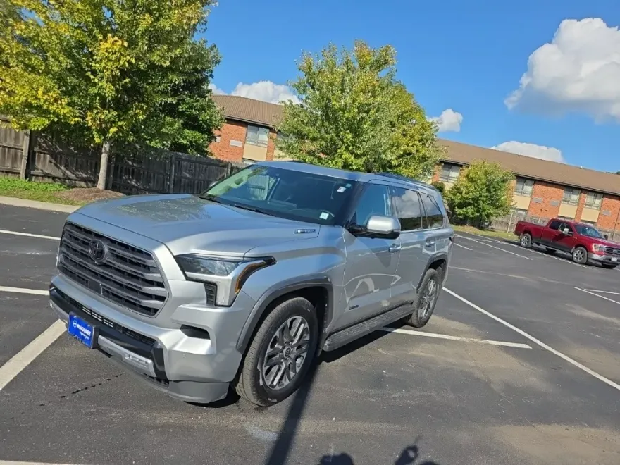 2023 Toyota Sequoia photo 1
