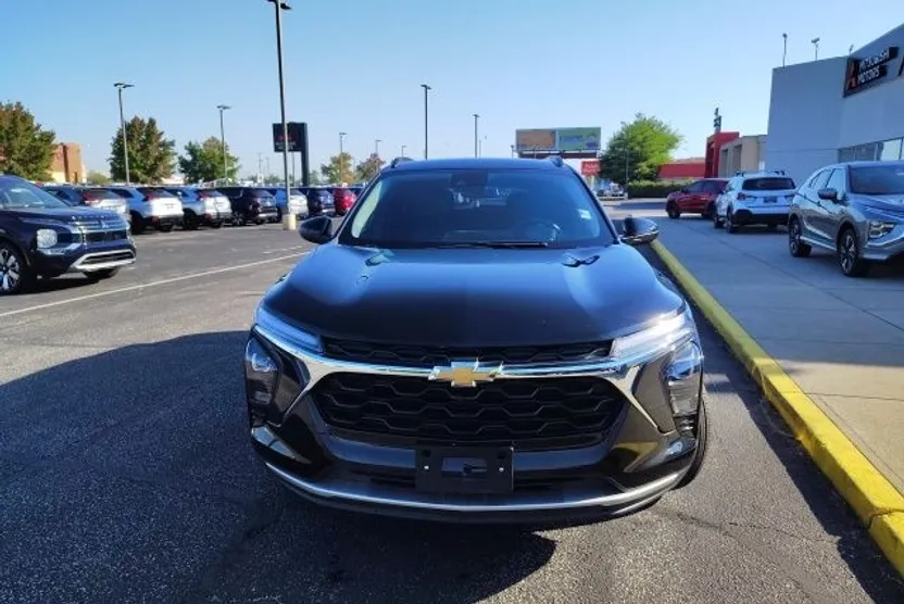 2025 Chevrolet Trax LT photo 1