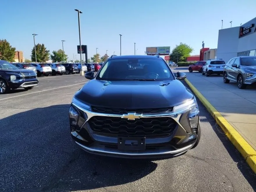 2025 Chevrolet Trax LT photo 1