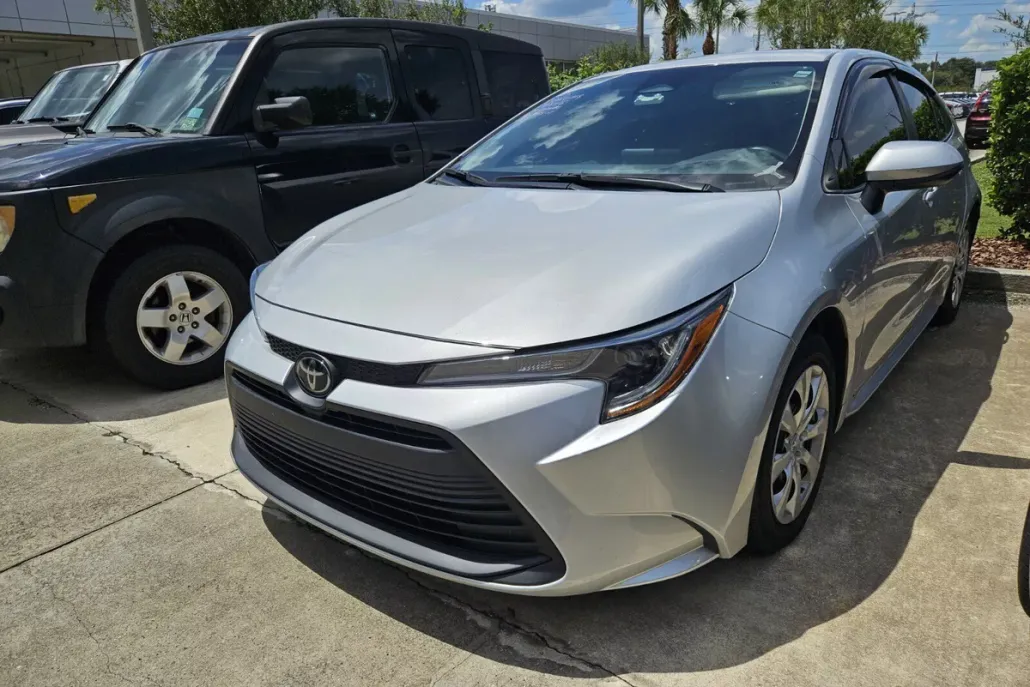 2024 Toyota Corolla LE photo 1